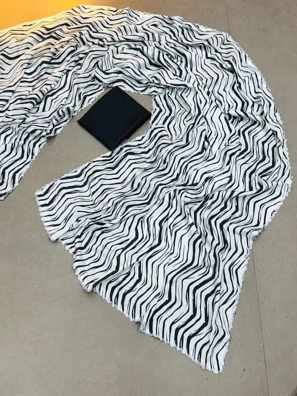 https://lyvstor.blr1.cdn.digitaloceanspaces.com/live/20im4Saree3.webp