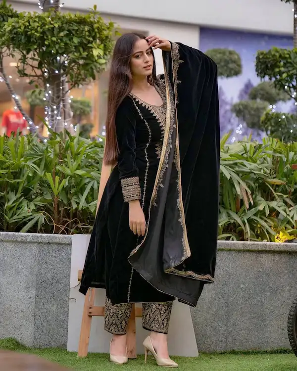 Velvet Embroidered Kurta Set with Dupatta – SRK-5017